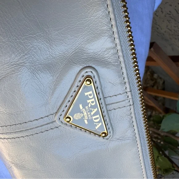 Prada Re-Edition 2002 Medium Leather Shoulder Bag - Picture 5 of 17